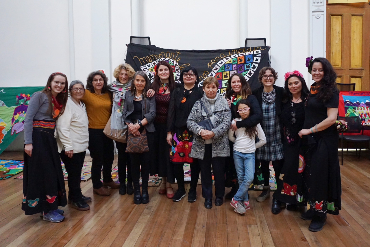 Integrantes de MEMORARTE, Aurora Ortiz, Ana Zlatkes, Esther Vital y Roberta Bacic mesa Conflict Textiles y arpillerista Victoria Diaz al centro. (Foto: archivo MEMORARTE) 